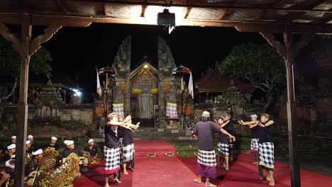 Danza-Guerrera-Masculina-Balinesa,-Música-Gamelán,-Templo-Por-La-Noche,-Tradición-Artística-Bali-Indonesia-En-El-Pueblo-De-Singapadu
