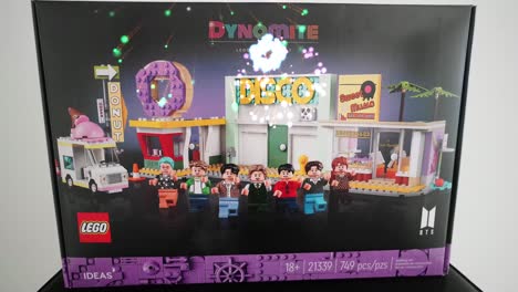 Lego-Spielzeug-BTS-Dynamit-Set-Mit-Allen-7-Globalen-Kpop-Stars-Mit-After-Effects-Feuerwerk-Animation