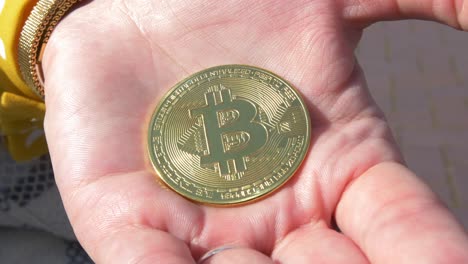Einen-Bitcoin-In-Die-Handfläche-Legen
