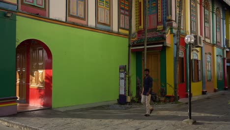 Passersby-walk-passes-this-unique-colourful-Chinese-Villa,-House-of-Tan-Teng-Niah,-in-Little-India,-Singapore