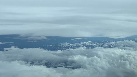 Paisaje-Nevado-De-Las-Montañas-De-Los-Pirineos-Desde-Arriba:-Vista-De-Un-Piloto