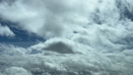 Ich-Fliege-Durch-Ein-Paar-Winzige-Wolken-Am-Tiefblauen-Himmel