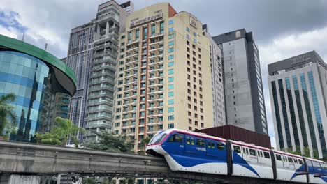 Rapid-KL-Monorail,-approaching-Bukit-Bintang-station-in-Kuala-Lumpur,-Malaysia