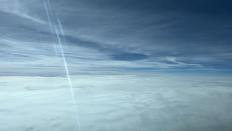 Aus-Der-Sicht-Eines-Piloten:-Flug-über-Einer-Wolkendecke-An-Einem-Herrlichen-Wintertag