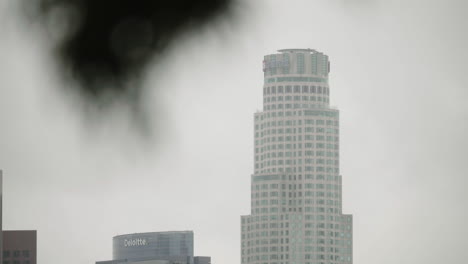 Das-US-Bankgebäude-In-Der-Innenstadt-Von-Los-Angeles-Im-Regen-Während-Des-Atmosphärischen-Flusses