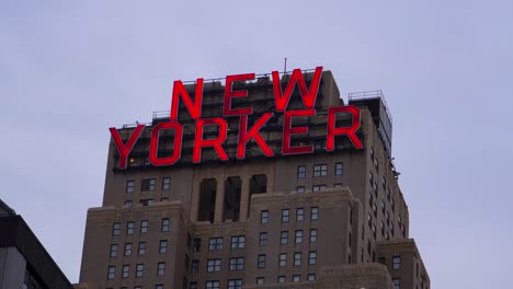 El-Exterior-Del-Edificio-Del-Letrero-Del-Hotel-New-Yorker-En-Nueva-York,-Cierra-La-Fachada-Exterior