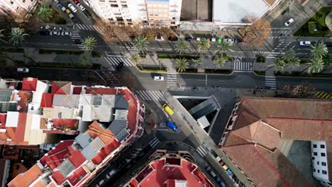 Langsame-Vogelperspektive-Der-Innenstadt-Von-Valencia,-Langsam-Fließender-Verkehr-Und-Palmen,-Die-Die-Straßen-Säumen