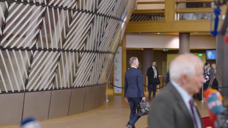 El-Primer-Ministro-De-Los-Países-Bajos,-Mark-Rutte,-Caminando-Y-Señalando-Durante-La-Cumbre-Del-Consejo-Europeo-En-Bruselas,-Bélgica