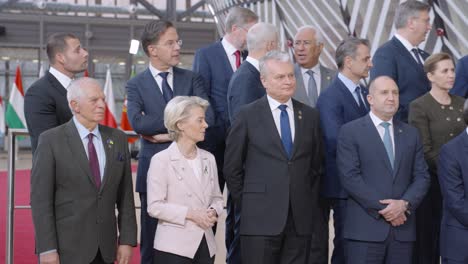 La-Presidenta-De-La-Comisión-Europea,-Ursula-Von-Der-Leyen,-Da-La-Bienvenida-A-Los-Líderes-De-La-Ue-En-La-Sede-De-La-Ue-En-Bruselas,-Bélgica
