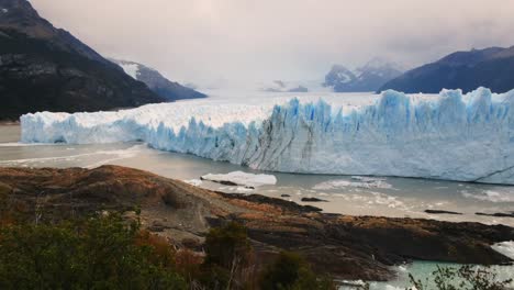 Natural-View,-Perito-Moreno-Glacier-Ice-Rock-Formation,-Patagonian-Landscape-of-Glaciares-National-Park-in-Warm-Summer,-Green-Vegetation