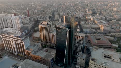 Luftaufnahme-Des-Habib-Bank-Plaza-In-Karachi,-Getaucht-In-Orangefarbenes-Sonnenuntergangslicht