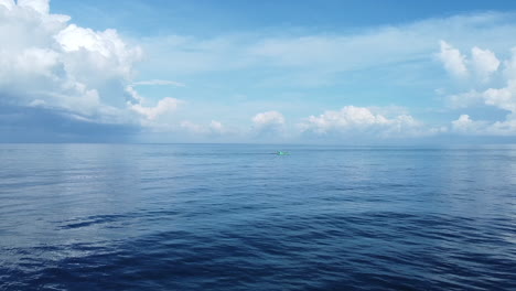 Entdecken-Sie-Die-Ruhe-Des-Offenen-Meeres-Mit-Unseren-Atemberaubenden-Aufnahmen-Eines-Fischers-In-Einem-Alten-Türkisfarbenen-Boot