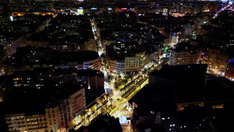 Langsame,-Gleichmäßige-Aufnahme-Der-Dächer-Der-Innenstadt-Von-Valencia-Bei-Nacht-Mit-Straßen,-Die-Vom-Normalen-Fließenden-Verkehr-Beleuchtet-Sind,-Schöne-Goldene-Aufnahme