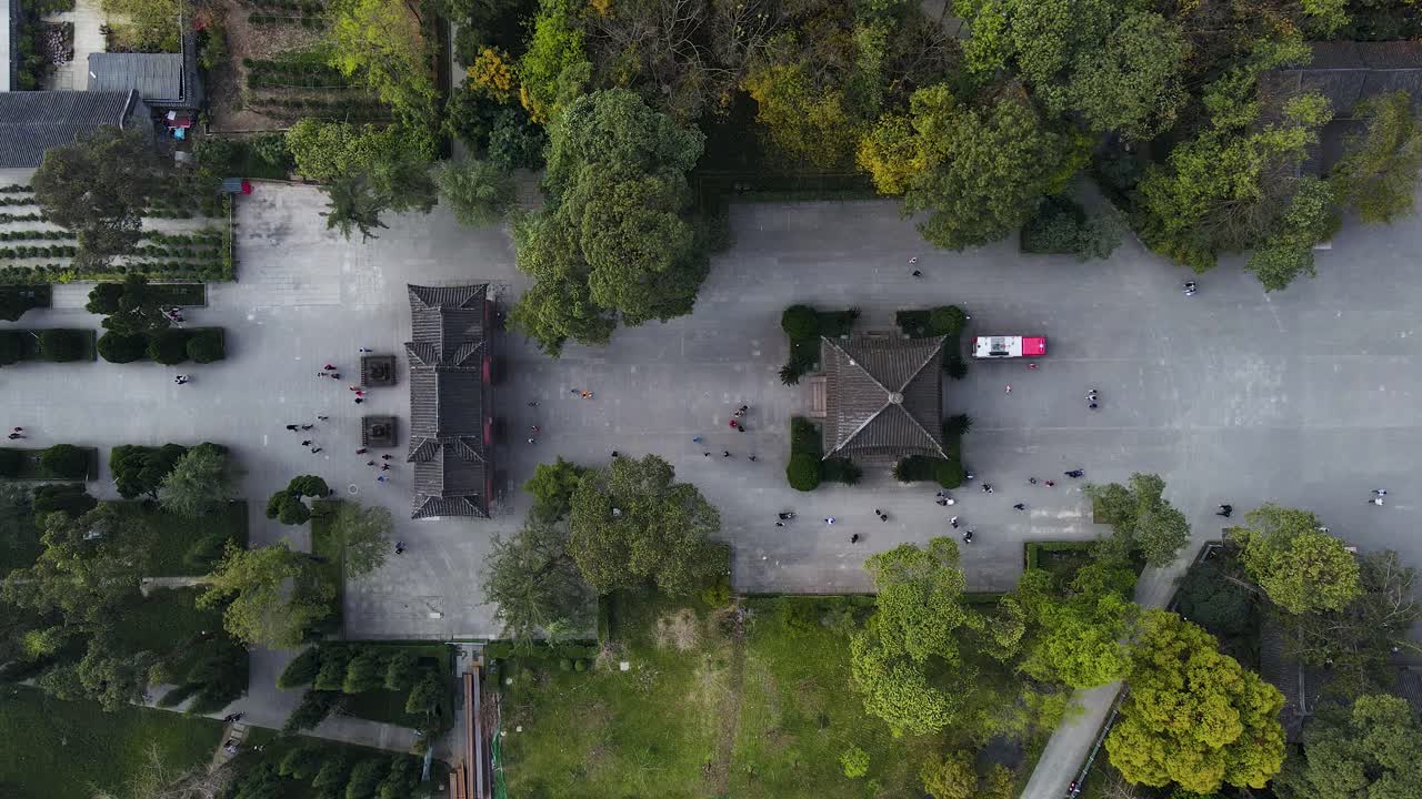 Vídeo Premium Gente caminando en el parque en chengdu china vista aérea de drones de arriba