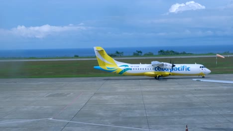 Side-View-Of-A-Cebu-Pacific-Airplane-Taxiing-On-The-Airport-Taxiway-In-Cagayan-de-Oro,-Philippines