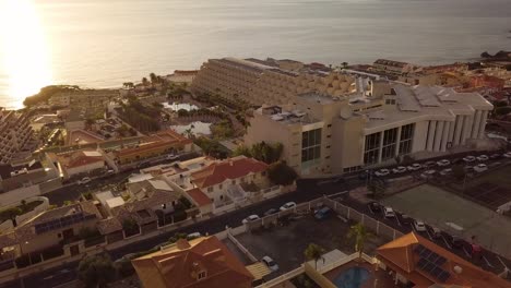 Vista-Aérea-De-La-Isla-De-Tenerife-Drone-Volar-Sobre-El-Distrito-Residencial,-Concepto-Inmobiliario-Alquiler-Para-Vacaciones-Nómada-Digital-A-Largo-Plazo