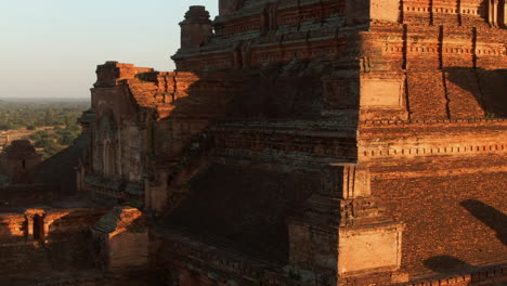 Nahaufnahme-Einer-Drohne-Beim-Heben-Des-Dhammayangyi-Tempels-Mit-Blick-Auf-Die-Ebenen-Von-Bagan-In-Myanmar
