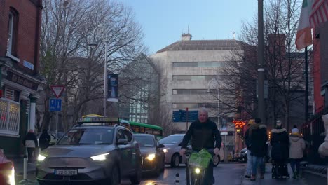 Stau-In-Dublin-Mit-Einem-älteren-Mann-Auf-Einem-Fahrrad,-Aufgenommen-Aus-Der-Hand