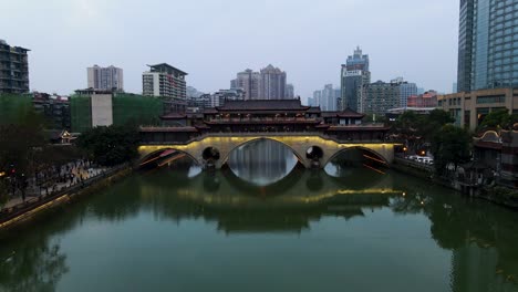 Anshun-Brücke-über-Den-Fluss-Mit-Der-Skyline-Der-Innenstadt-Von-Chengdu,-China---Luftaufnahme