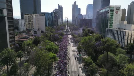 Drohne-Zeigt-Den-Internationalen-Marsch-Zum-Frauentag-In-Den-Straßen-Von-Mexiko-Stadt,-8.-März-2023