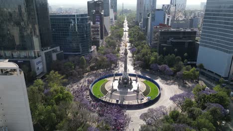 Drohne-Zeigt-Den-Internationalen-Marsch-Zum-Frauentag-In-Den-Straßen-Von-Mexiko-Stadt,-8.-März-2023