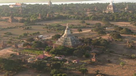 Toma-De-Drone-Dolley-De-La-Pagoda-Sutaungpyae-Durante-Un-Amanecer-En-Myanmar
