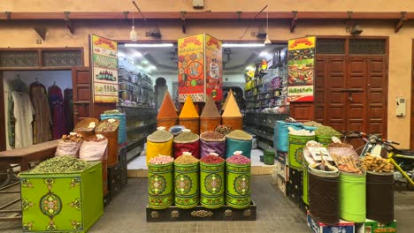Gewürze-Und-Lebensmittelzutaten-Zum-Verkauf-Im-Traditionellen-Geschäft-In-Marrakesch