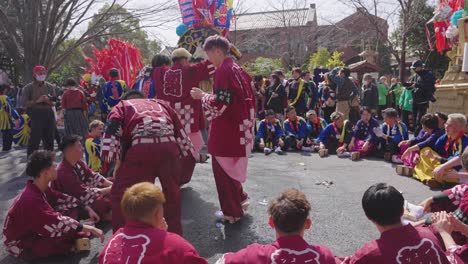 Japanische-Männer-Tanzen-Und-Trinken-Für-Das-Sagicho-Matsuri-Festival