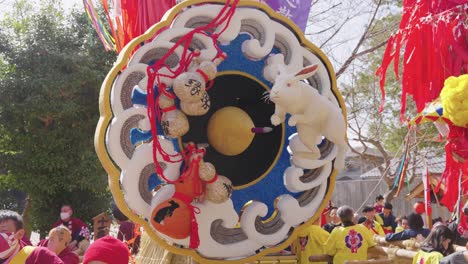 Fantastischer-Wagen-Mit-Kaninchenmotiv-Beim-Sagicho-Matsuri-Festival