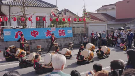 Actuación-De-Tambores-Taiko-Japoneses-En-Las-Calles-Durante-El-Festival-Sagicho-Matsuri