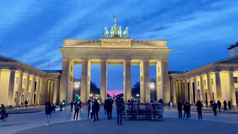 Historisches-Brandenburger-Tor-In-Berlin-Mit-Atemberaubendem-Himmel-Nach-Sonnenuntergang