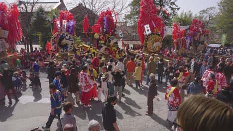 Festival-Sagicho-Matsuri,-Japoneses-Vestidos-Con-Trajes-Tradicionales