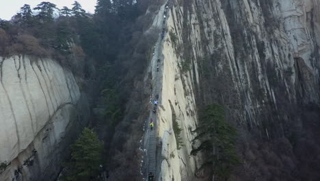Los-Turistas-Suben-Escalones-De-Granito-De-Filo-De-Cuchillo-En-Lo-Alto-Del-Monte-Huashan-En-China