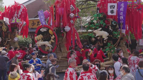 Hasenmotive-Auf-Wagen-Des-Sagicho-Matsuri-Festivals-Bereit-Für-Die-Parade