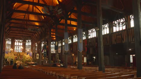 Holzinnenraum-Der-Kirche-St.-Katharina-In-Honfleur,-Frankreich---Breit