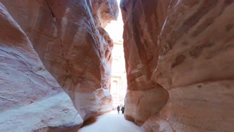 Ankunft-In-Petra-Durch-Den-Siq-Mit-Menschen