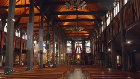 Blick-Auf-Das-Innere-Der-St.-Katharina-Kirche-Im-Zentrum-Von-Honfleur,-Normandie,-Frankreich---Weit