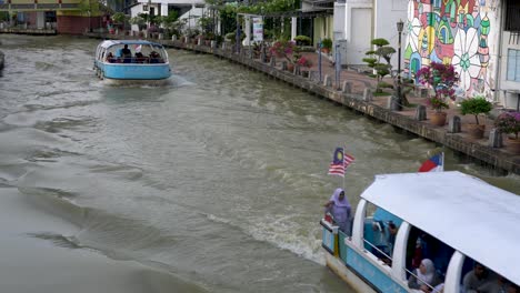 Touristen-Genießen-Die-Entspannte-Atmosphäre-An-Bord-Der-Flusskreuzfahrt,-Einem-Berühmten-Touristenort-In-Malakka,-Malaysia
