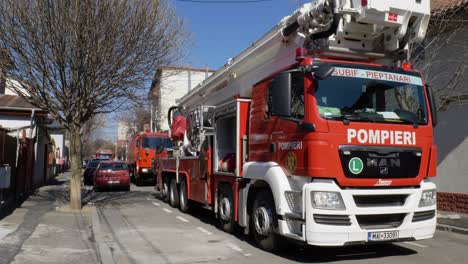 Big-Firefighter-Trucks-Arriving-At-Burning-House