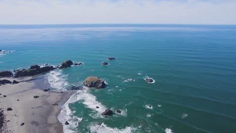 Epischer-Weiter-Überblick-über-Die-Küste-Von-Bandon,-Oregon,-Mit-Rollenden-Wellen-Unter-Blauem-Himmel