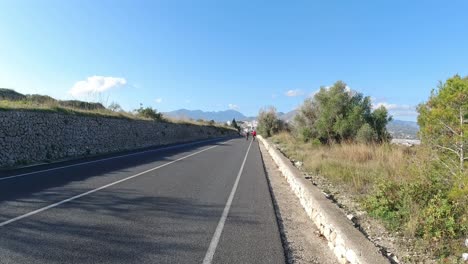 Radfahrer-Auf-Dem-Weg-In-Die-Berge,-Landstraßen-In-Alicante,-Spanien