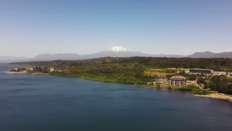 Toma-Aerea-Del-Lago-Y-Volcan-Villarica