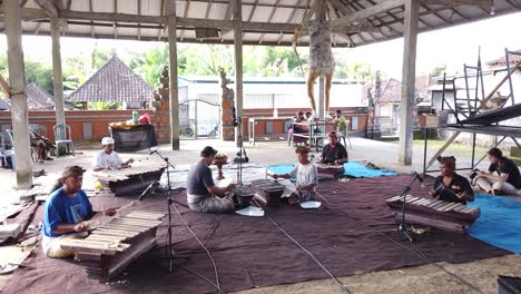Gamelan-Gambang-Music-Rehearsal-in-Bali-Indonesia,-Balinese-People-play-Cultural-Percussion-Instruments,-Sidemen-Village