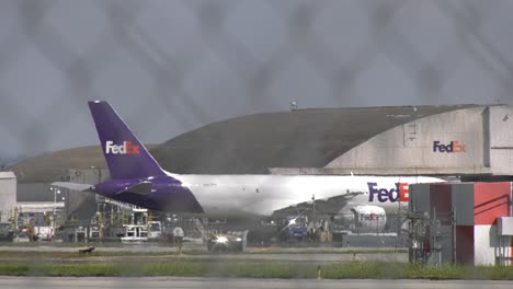 FedEx-Flugzeug-Am-örtlichen-Flughafen