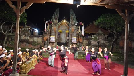 Legong-Tanz-Und-Gamelan-Musik,-Bali-Indonesien-Balinesische-Tänzerinnen-Treten-Nachts-Im-Tempel-Von-Singapur-Auf