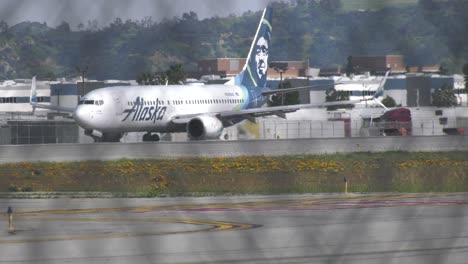 Flugzeug-Der-Alaska-Airlines-Besteuert-Am-Flughafen