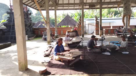 Balinesen-Spielen-Gamelan-Gambang-Musik-In-Bale-Banjar,-Musikinstrumente-Aus-Bambus-Und-Metall,-Sidemen-Karangasem