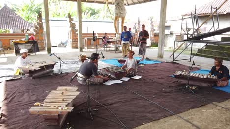 Gente-Balinesa-Ensayando-Música-Gamelán-Cultural,-Conjunto-Gambang-En-La-Aldea-De-Acompañantes,-Karangasem,-Bali,-Indonesia