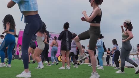 Riesige-Gemischtrassige-Gruppe-Von-Frauen,-Die-Bei-Einem-Open-Air-Fitness-Event-Trainieren