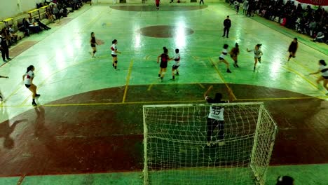 Toma-Estática-Del-Equipo-De-Chicas-Jóvenes-Jugando-Un-Partido-De-Balonmano-En-La-Cancha-Oficial,-Paraguay